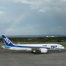 飛行機（ANA機）と虹
