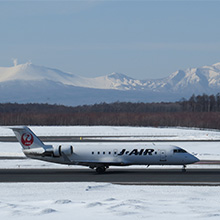 樽前山と飛行機（日本航空機）